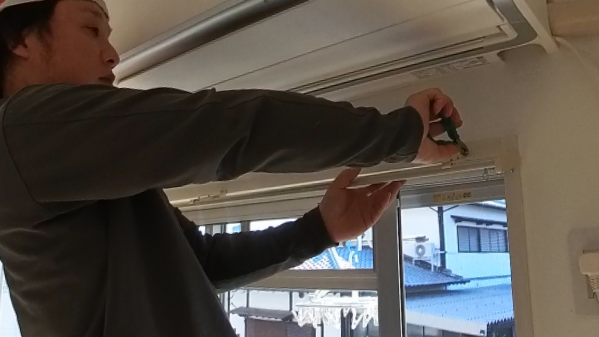 カーテンレールの再取り付け工事(ネジ穴補修からの復旧)