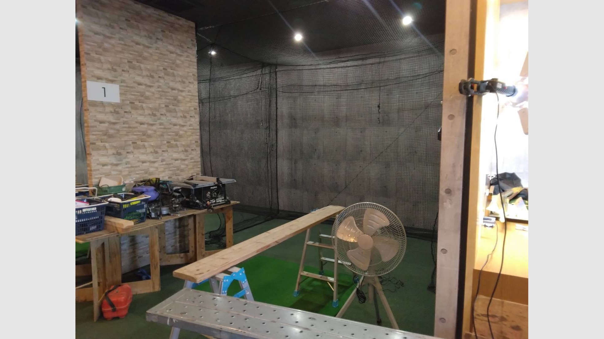 インドアゴルフスタジオの造作工事(3店舗分・床面/壁面)