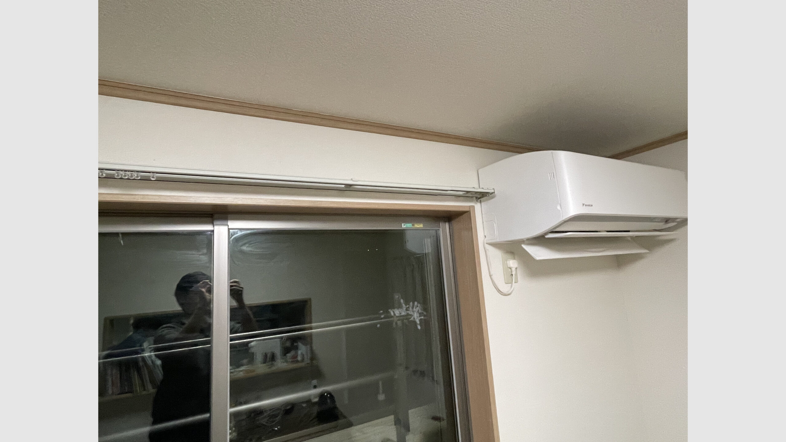 カーテンレールの再取り付け(石膏ボード穴補修)